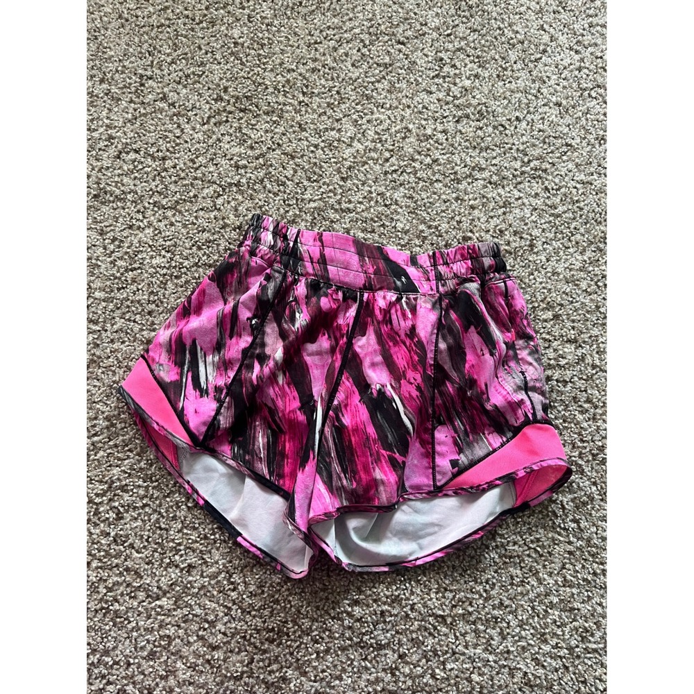 Lululemon Hotty Hot Low Rise Lined Shorts 2.5 Pink Black Abstract Print Size 4